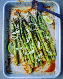 Asperges grillées aux citrons verts et graines de sésame