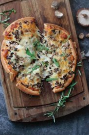 Pizza au fromage et champignons